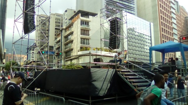 Tarima en la calle Élice con Francisco de Miranda en Chacao / Foto @nelsonerivas