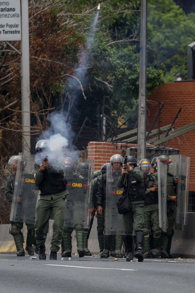 CAR01. CARACAS (VENEZUELA), 10/04/2017 - Miembros de la Guardia Nacional Bolivariana (GNB) participan en una manifestación hoy, lunes 10 de abril de 2017, en Caracas (Venezuela). Las fuerzas de seguridad de Venezuela disolvieron hoy, por quinta vez en los últimos diez días, una protesta opositora con cientos de participantes que pretendía acceder al centro de la ciudad para manifestarse en contra del Tribunal Supremo de Justicia (TSJ). EFE/MIGUEL GUTIÉRREZ