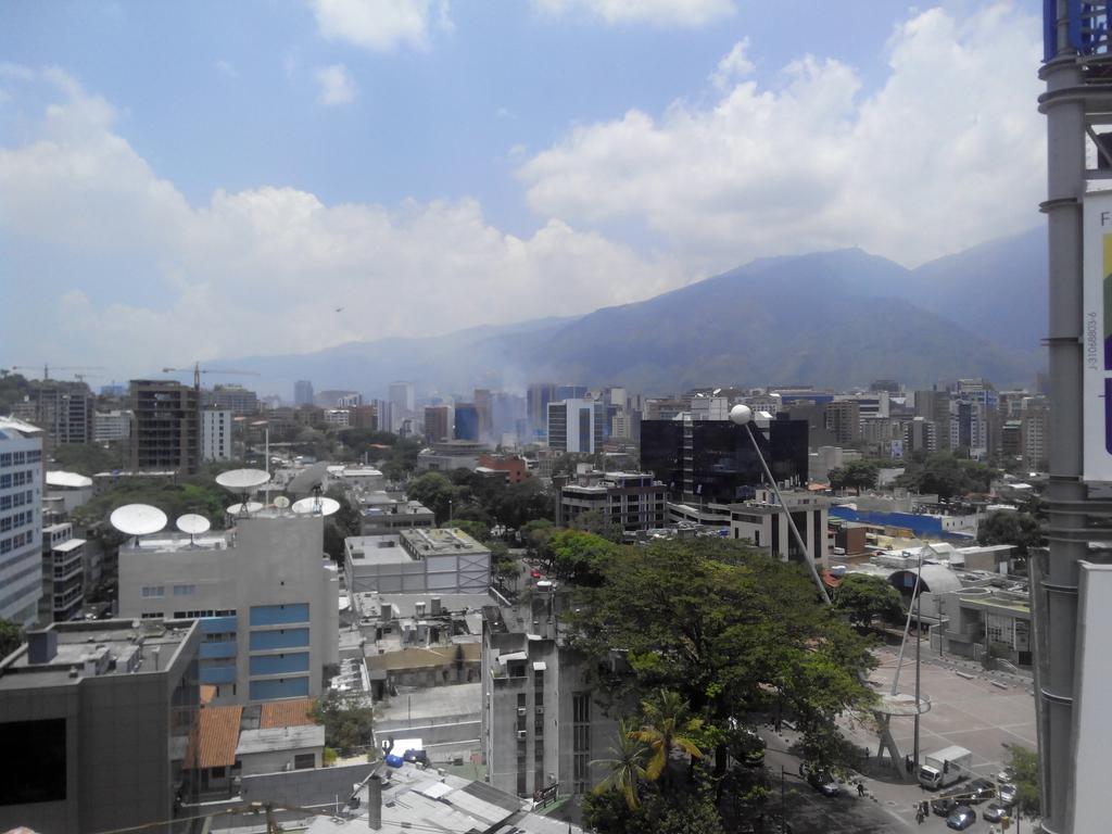 Fuertes enfrentamientos en la Francisco Fajardo a la altura de Chacao