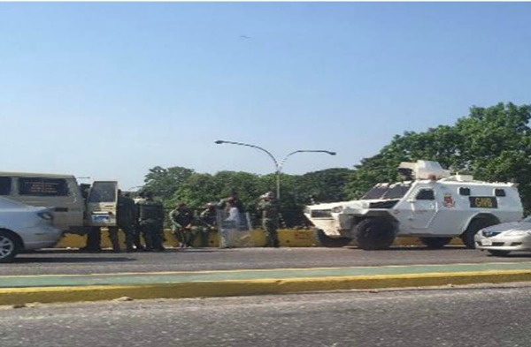 #10Abr: Reportan presencia de tanquetas en el distribuidor El Trigal en Valencia (Fotos + video)