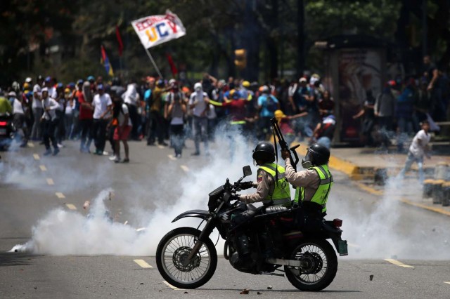 Demonstrators clash with riot police at a rally against Venezuela's President Nicolas Maduro's government in Caracas, Venezuela April 10, 2017. REUTERS/Carlos Garcia Rawlins TPX IMAGES OF THE DAY