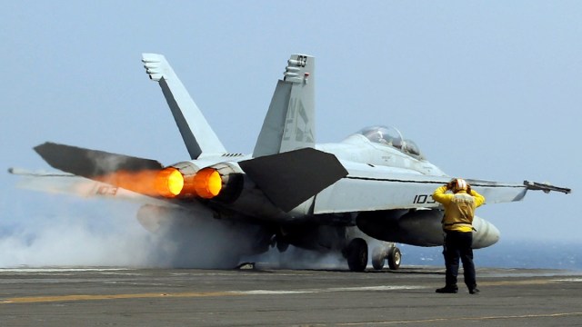 Un avión de combate estadounidense F18 despega del portaaviones USS Carl Vinson.