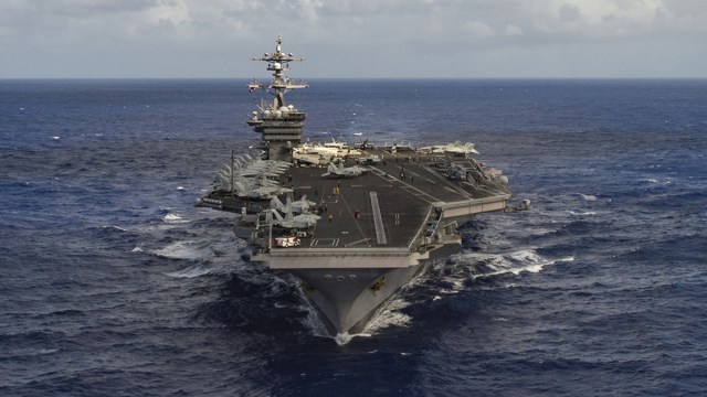 El portaaviones USS Carl Vinson en aguas del Océano Pacífico.