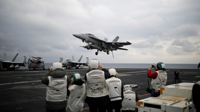 Un avión de combate estadounidense F18 aterriza en la cubierta del portaaviones USS Carl Vinson durante el ejercicio militar conjunto 'Foal Eagle' entre Corea del Sur y EE.UU.