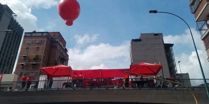 Oficialismo montó tarima en Puente Llaguno este #11Abr (Fotos)