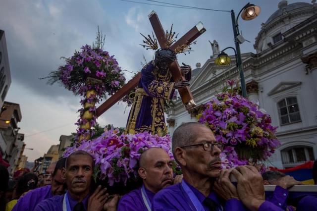 Católicos asisten a la procesión de El Nazareno de San Pablo hoy, miércoles 12 de abril del 2017, en el marco de la celebración de la Semana Santa, en Caracas (Venezuela). La oposición venezolana, reunida en la Mesa de la Unidad Democrática (MUD), convocó hoy a nuevas protestas antigubernamentales durante el asueto de Semana Santa que comienza mañana y termina el domingo, aunque el presidente del país, Nicolás Maduro, decretó toda la semana como no laborable para el sector público. EFE/MIGUEL GUTIÉRREZ