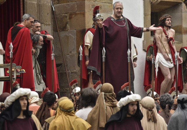 GRA041 BALMASEDA (Pais Vasco) 14/4/2017.-Vecinos de Balmaseda representan el via crucis viviente de esta localidad vizcaína que constituye uno de los actos de la Semana Santa maás populares en el Pais Vasco.EFE/MIGUEL TOÑA