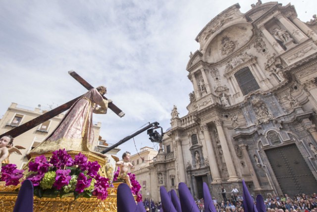 GRA119. MURCIA , 14/04/2017.- La procesión de "los Salzillos", en la que más de 4.000 nazarenos acompañan los pasos creados por el escultor murciano del siglo XVIII Francisco Salzillo, recorre las calles de Murcia en la mañana de Viernes Santo. EFE/Cristóbal Osete