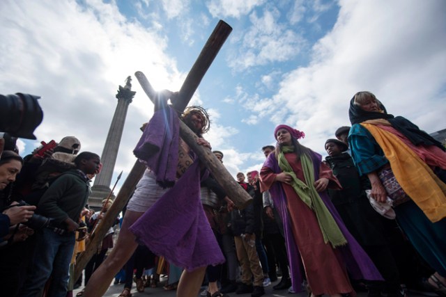 WOL007 LONDRES (REINO UNIDO) 14/04/2017.- Recreación de la Pasión de Jesús en Trafalgar Square para celebrar el Viernes Santo en el centro de Londres (Reino Unido) hoy, 14 de abril de 2017. EFE/Will Oliver