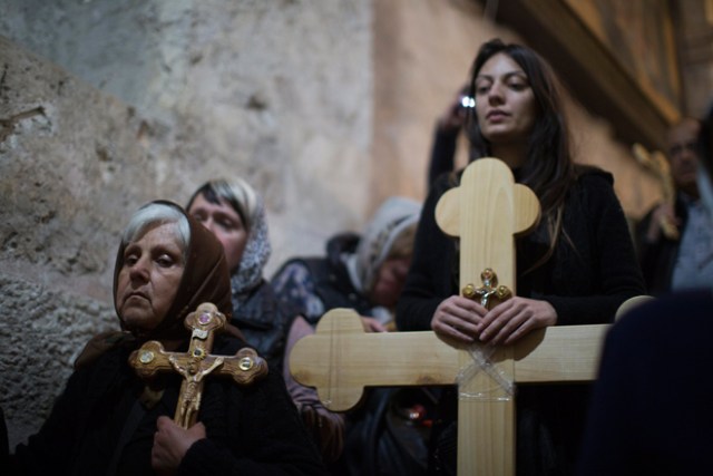 ATS23 JERUSALÉN (ISRAEL) 14/04/2017.- Varias creyentes cristianas asisten a una oración en la Iglesia del Santo Sepulcro tras particpar en una procesión de Viernes Santo por la Vía Dolorosa en el casco viejo de Jerusalén (Israel) hoy, 14 de abril de 2017. EFE/Atef Safadi