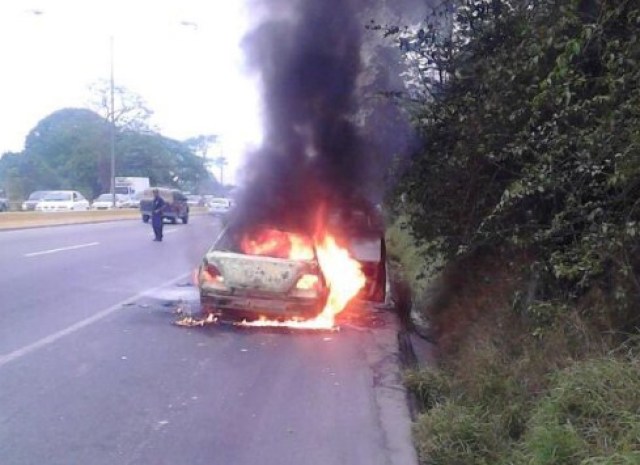 El vehículo se incendió cerca del km 28 de la ARC. Foto: @galindojorgemij
