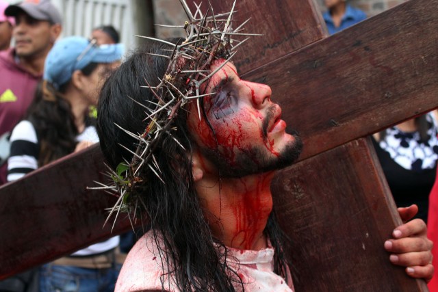 Vecinos del sector El Nazareno de Petare reviven la pasión de Cristo. Foto: Prensa Sucre