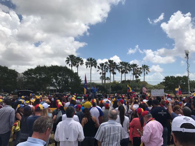 Venezolanos también manifestaron en Miami. Foto: @AlbertoRT51