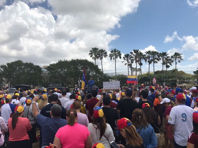 Venezolanos también manifestaron en Miami. Foto: @AlbertoRT51