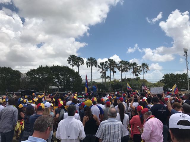 Venezolanos también manifestaron en Miami. Foto: @AlbertoRT51