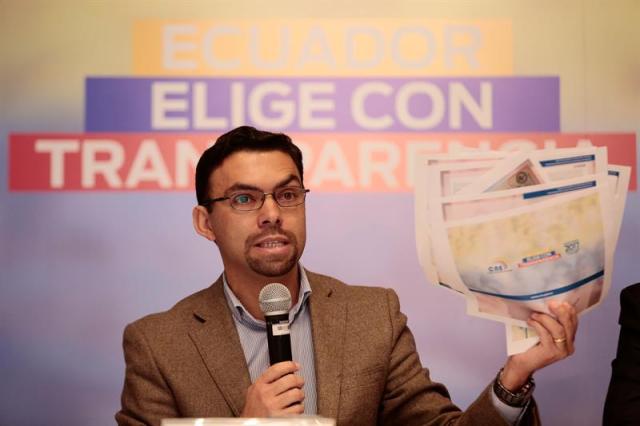 El presidente del Consejo Nacional Electoral (CNE) Ecuador, Juan Pablo Pozo, habla hoy, lunes 10 de abril de 2017, en Quito (Ecuador), donde comentó que el recuento de 296.340 votos, efectuado en cinco provincias de Ecuador, tras reclamaciones ante los resultados de las elecciones del pasado 2 de abril confirmó que "se mantienen idénticos" los porcentajes de sufragios de los dos candidatos. EFE/José Jácome