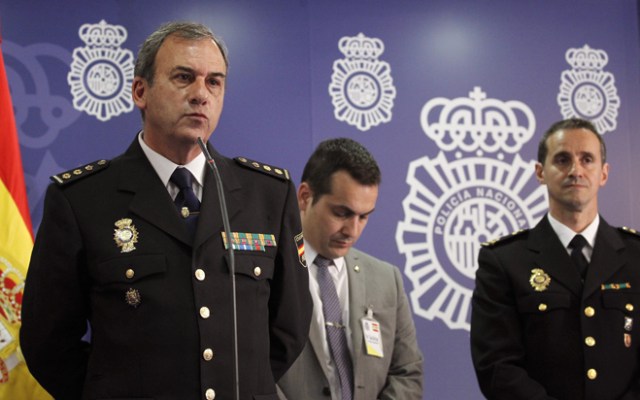 GRA068. MADRID, 18/04/2017.- El comisario jefe de la Brigada de Investigación Tecnológica de la Policía Nacional, Rafael Pérez (i), durante la rueda de prensa ofrecida hoy en el Complejo Polical de Canillas para informar sobre la operación, denominada "Tantalio", en la que la Policía Nacional, en colaboración con Interpol y Europol, ha desmantelado la primera y mayor red internacional de distribución de pornografía infantil a través de WhatsApp, han sido analizados 96 chat de temática pedófila y detenidas 39 personas, 17 de ellas en España. Se trata de la primera operación de ámbito internacional contra la pornografía infantil con el uso de esta aplicación de mensajería de móvil, y en ella han sido investigados en 18 países 136 usuarios de estos grupos pedófilos, desde los que se distribuyeron 360.000 archivos de fotos y vídeos. EFE/Víctor Lerena