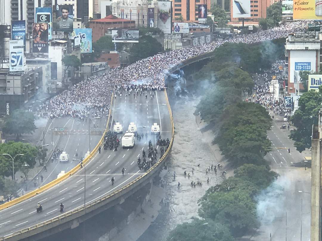 LA FOTO: La protesta pacífica VS la brutal represión que lanzó a los venezolanos al Guaire