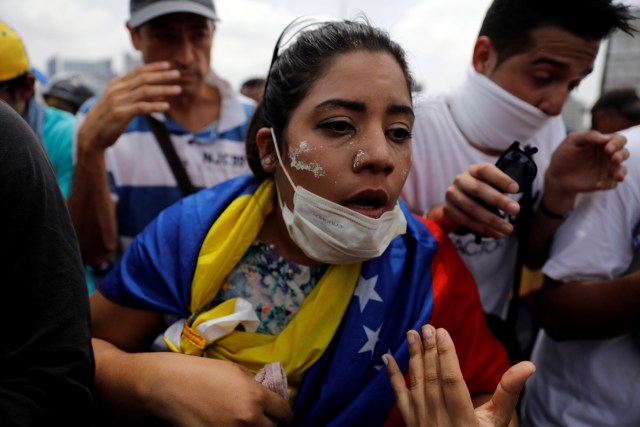 Demonstrators clash with riot police during the so-called "mother of all marches" against Venezuela's President Nicolas Maduro in Caracas, Venezuela April 19, 2017. REUTERS/Carlos Garcia Rawlins