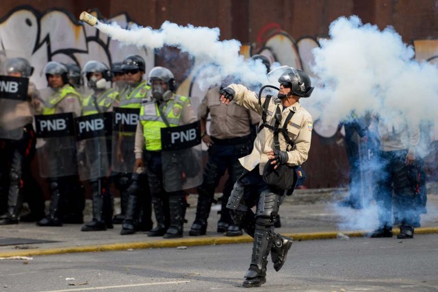 Represión durante marcha del 19A (Foto AFP / FEDERICO PARRA)