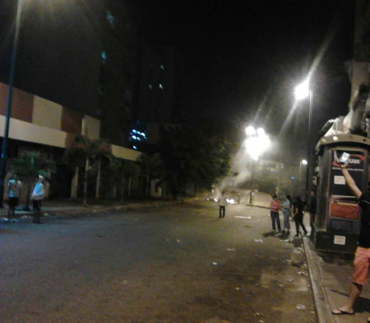 Colectivos y policías reprimieron juntos a vecinos de la Candelaria este #20A