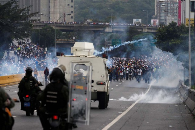 Police fire tear gas toward opposition supporters during clashes while rallying against Venezuela's President Nicolas Maduro in Caracas, Venezuela, April 20, 2017. REUTERS/Carlos Garcia Rawlins     TPX IMAGES OF THE DAY