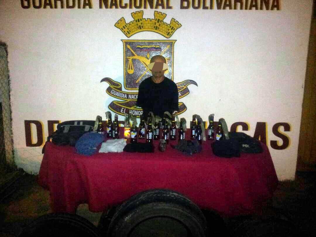 Según la GNB en un morral caben 20 bombas molotov, 3 cauchos, 1 granada y 1 máscara antigás (fotos)