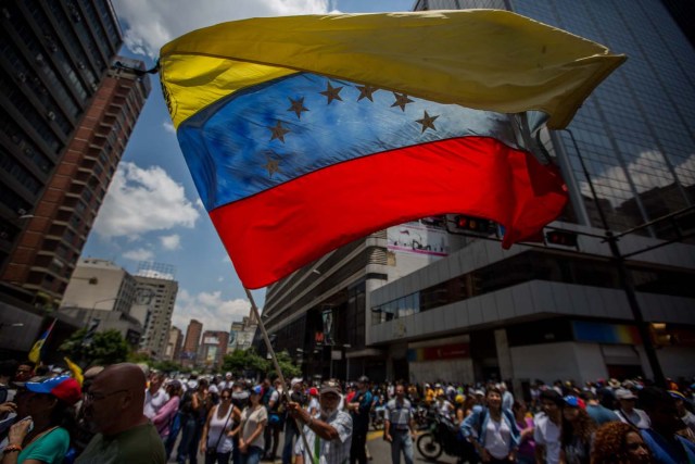 CAR01. CARACAS (VENEZUELA), 26/04/2017.- Venezolanos participan en una manifestación hoy, miércoles 26 de abril de 2017, en Caracas (Venezuela). Las fuerzas de seguridad de Venezuela dispersaron nuevamente algunas de las marchas convocadas por la oposición en Caracas, que pretendían llegar a la sede principal de la Defensoría del Pueblo en el centro de la capital. EFE/MIGUEL GUTIÉRREZ