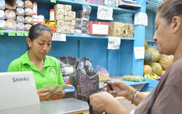 Las ama de casa se las ingenian para rendir los productos de aseo personal. (Foto: Lizaura Noriega)