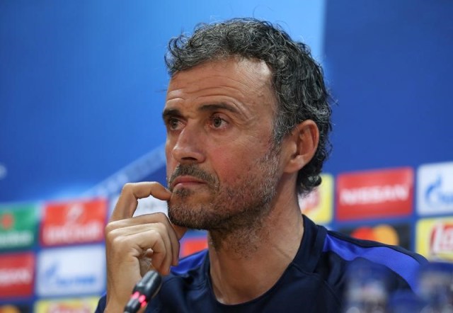 En la imagen, el entrenador del Barcelona Luis Enrique en rueda de prensa en Barcelona, España, el 18 de abril de 2017. El técnico del Barcelona, Luis Enrique, dijo que su equipo está obligado a ganar el domingo al Real Madrid con o sin Neymar, después de que un tribunal deportivo de España advirtiera al club catalán que podría haber consecuencias si el brasileño, que está suspendido, juega el partido en el Santiago Bernabéu. REUTERS/Albert Gea