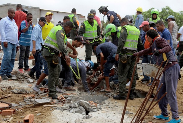 Rescue members look for bodies of people after a building under construction collapses in Cartagena, Colombia, Colombia April 27, 2017. REUTERS/Orlando Gonzalez EDITORIAL USE ONLY. NO RESALES. NO ARCHIVE TPX IMAGES OF THE DAY