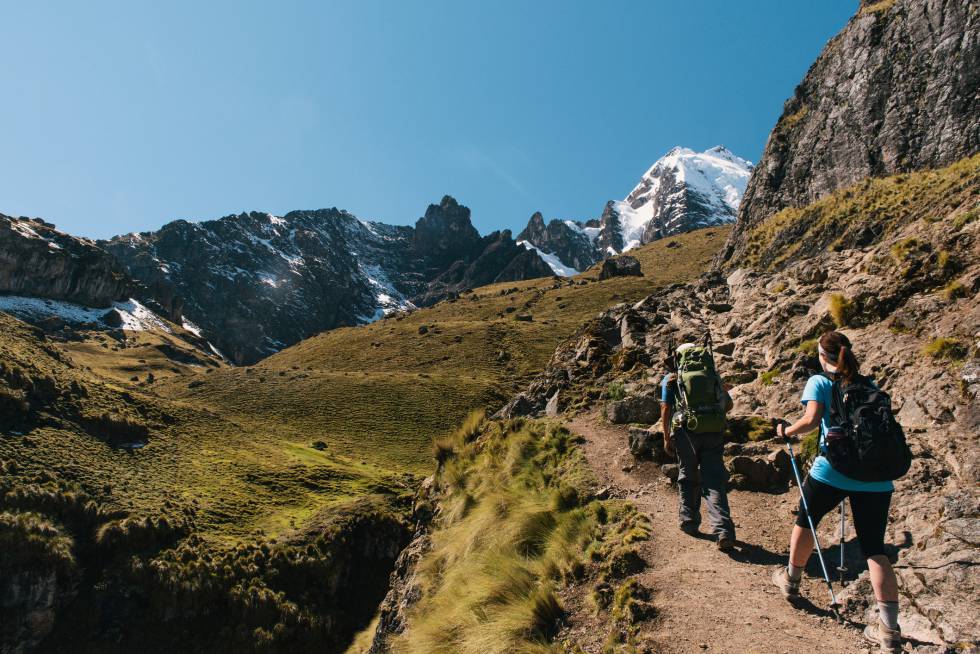 Rescatan a dos australianos tras dos días perdidos en los Andes peruanos