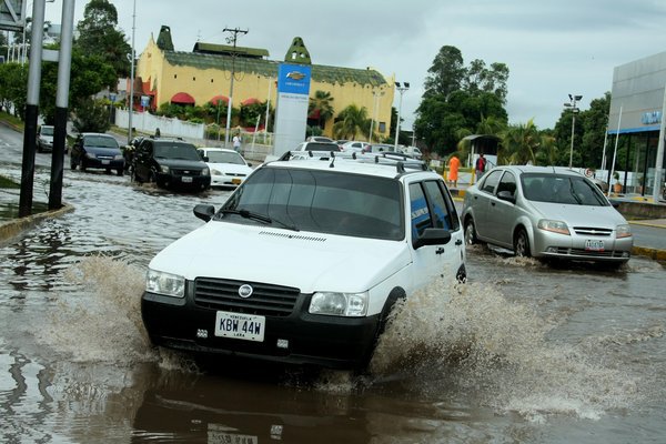 En Las Lomas se volvieron a desbordar las quebradas y eso ocasiona retraso del paso vehicular. La Nación (Foto/Omar Hernández)