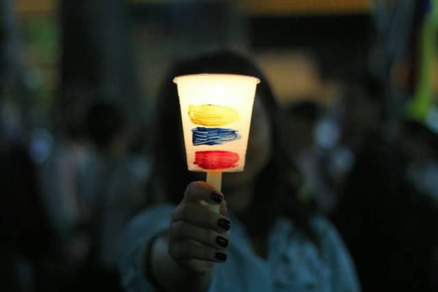 Vigilia en la Plaza Bolívar de Chacao este sábado 29 de abril. Foto: Régulo Gómez /Lapatilla