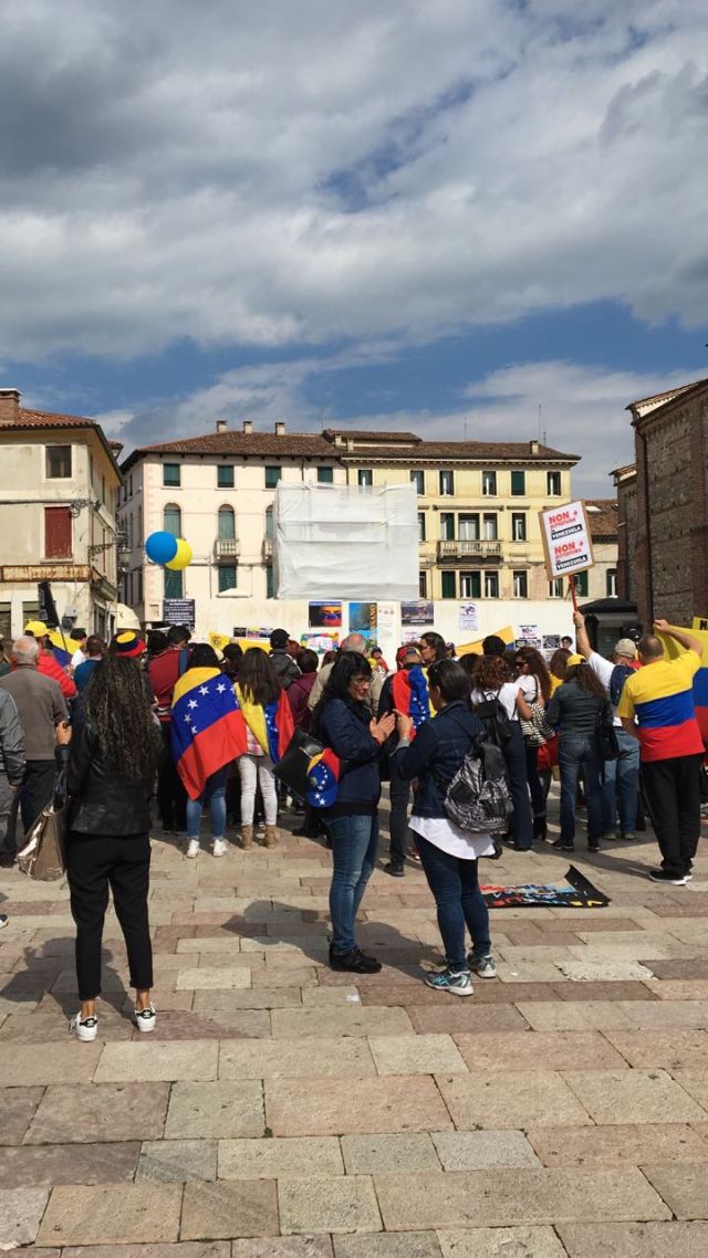 Concentración en Bassano del Grappa, plaza Garibaldi (Italia)