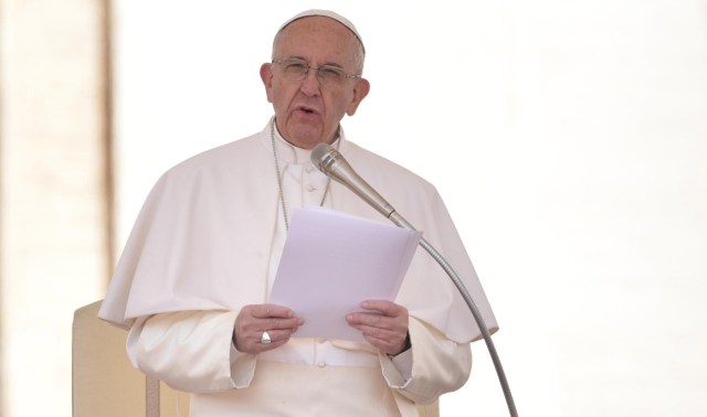 Ciudad del Vaticano (Ciudad del Vaticano), 30/04 / 2017.- El Papa Francis habla durante una audiencia con Azione Cattolica Italiana en la Plaza de San Pedro, Ciudad del Vaticano, 30 de abril de 2017. Azione Cattolica Italiana es un católico romano Asociación en Italia. (Papa, Italia) EFE / EPA / GIORGIO ONORATI 