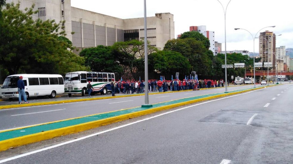 Simpatizantes del chavismo se concentran en las inmediaciones del TSJ (FOTOS)