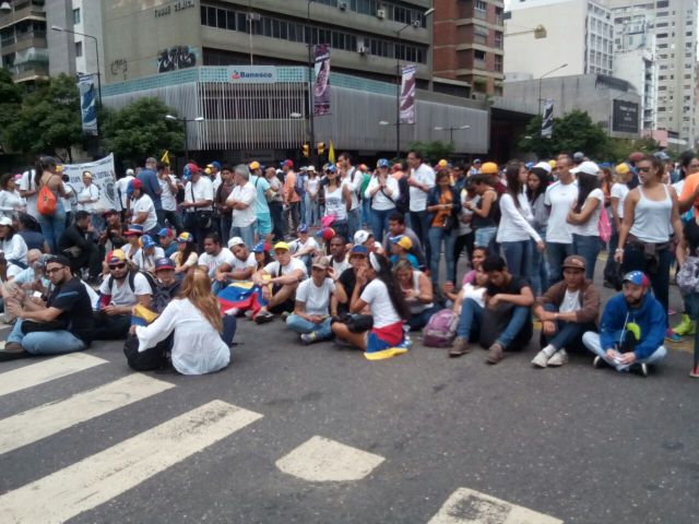 Concentración de opositores en Chacao (foto @1yasminvelasco)