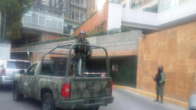  Fotografía cedida por la Procuraduría General de la República que muestra a efectivos militares de la Marina en el sitio de la detención del sucesor de "el Chapo" Guzmán, Dámaso López Núñez, hoy martes 2 de mayo de 2017. (foto EFE)