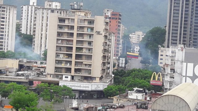 represión de la PNB a manifestantes en Chacaíto (foto @janiceminuet)