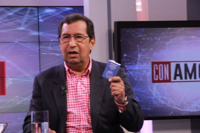 Adán Chávez, ministro de Cultura, participa en el programa Con Amorin, de VTV, el 2 de mayo de 2017. (Foto @VTVcanal8)