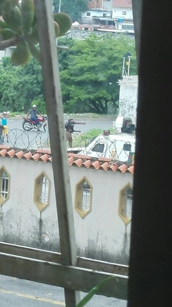 Paramilitares ingresan a edificio en La Urbina: Roban y destrozan vehículos (videos)