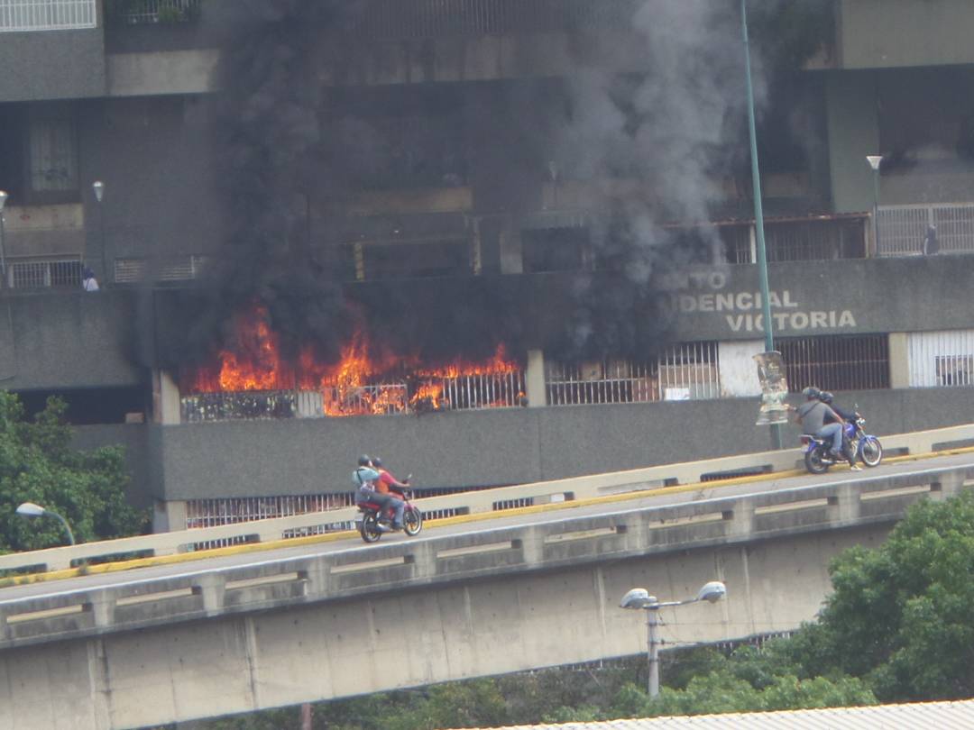 GNB reprime con bombas lacrimógenas a vecinos de El Paraíso #2May (Videos)