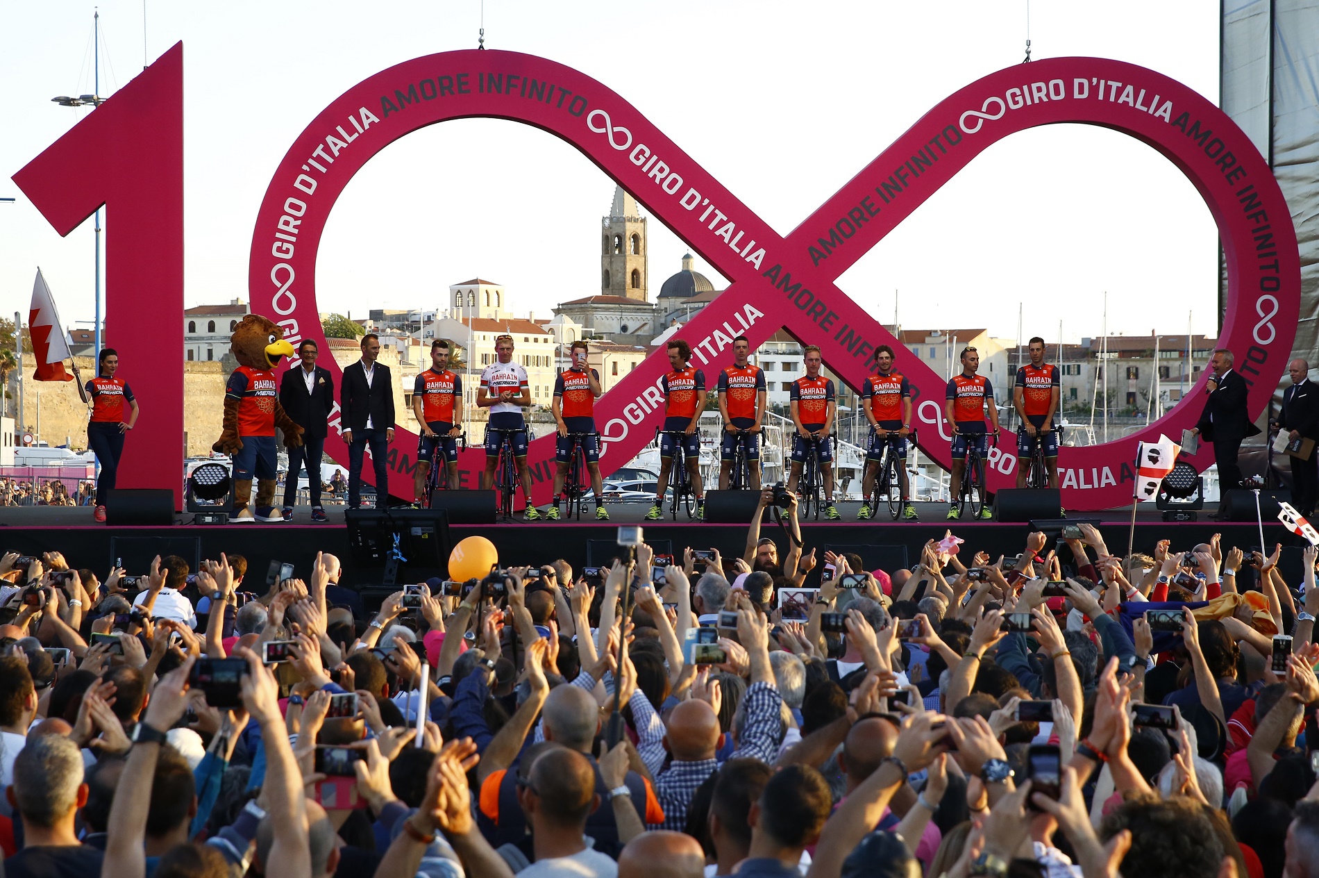 Expulsan a ciclista del Giro de Italia por golpear a un rival