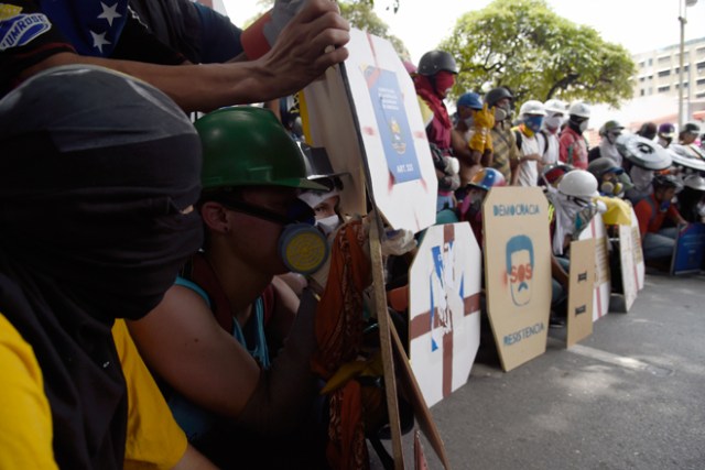 Escuderos de la Libertad en medio de la represión este #10May  / AFP PHOTO / FEDERICO PARRA