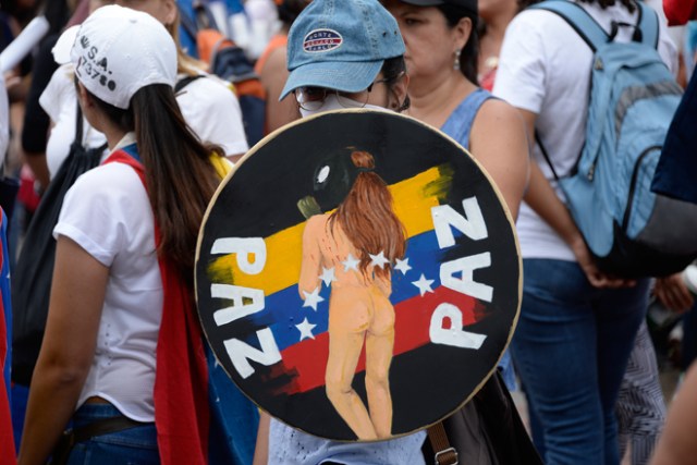 EEscuderos de la Libertad en medio de la represión este #10May  / AFP PHOTO / FEDERICO PARRA