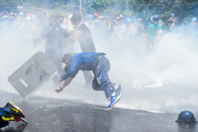 Escuderos de la Libertad en medio de la represión este #10May  / AFP PHOTO / FEDERICO PARRA