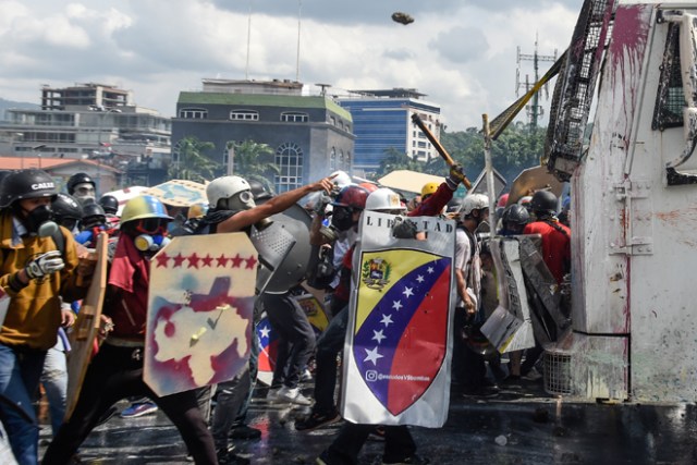 Escuderos de la Libertad en medio de la represión este #10May  / AFP PHOTO / FEDERICO PARRA