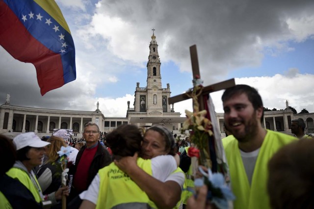 Peregrinos llegan al santuario de la Virgen de Fátima (AFP PHOTO / PATRICIA DE MELO MOREIRA)