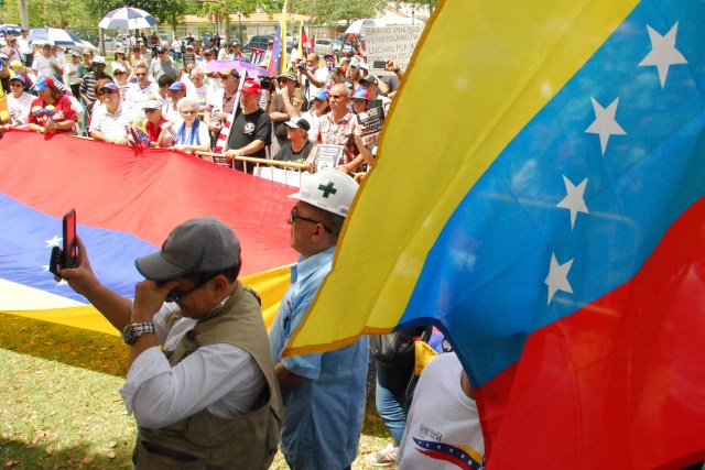 Venezolanos se concentraron en el Parque José Martí de Miami (Foto: AFP)